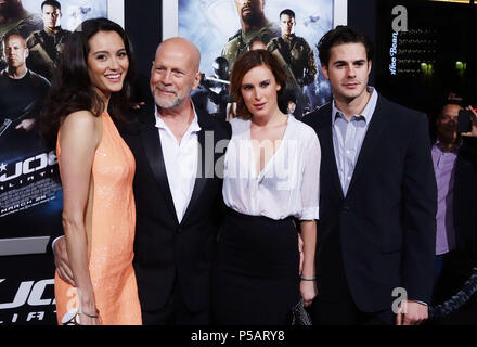 Bruce Willis, épouse Emma Heming, Rumer Willis, Jayson Blair, au G.I. Joe représailles Première au Chinese Theatre de Los Angeles.une   Bruce Willis, épouse Emma Heming, Rumer Willis, Jayson Blair 142 ------------- Red Carpet Event, Vertical, USA, Cinéma, Célébrités, photographie, Bestof, Arts, Culture et divertissement, Célébrités Topix fashion / Vertical, Best of, événement dans la vie d'Hollywood, Californie - Tapis rouge et en backstage, USA, Cinéma, Célébrités, cinéma, télévision, Célébrités célébrités musique, photographie, Arts et culture, Bestof, divertissement, Topix vertic Banque D'Images