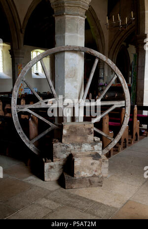 Une vieille roue de sonnerie à l'intérieur de la grande église de St James, Syresham, Northamptonshire, England, UK Banque D'Images