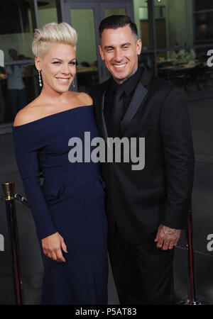 Alecia Moore - rose - et mari Carey Hart arrivant Merci pour le partage de première à l'Arclight Theatre de Los Angeles.une  Alecia Moore - Pink et son mari Carey Hart 116 ------------- Red Carpet Event, Vertical, USA, Cinéma, Célébrités, photographie, Bestof, Arts, Culture et divertissement, Célébrités Topix fashion / Vertical, Best of, événement dans la vie d'Hollywood, Californie - Tapis rouge et en backstage, USA, Cinéma, Célébrités, cinéma, télévision, Célébrités célébrités musique, photographie, Arts et culture, Bestof, divertissement, Topix, verticale de la famille de t Banque D'Images