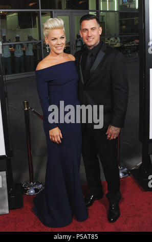 Alecia Moore - rose - et mari Carey Hart arrivant Merci pour le partage de première à l'Arclight Theatre de Los Angeles.une  Alecia Moore - Pink et son mari Carey Hart 118 ------------- Red Carpet Event, Vertical, USA, Cinéma, Célébrités, photographie, Bestof, Arts, Culture et divertissement, Célébrités Topix fashion / Vertical, Best of, événement dans la vie d'Hollywood, Californie - Tapis rouge et en backstage, USA, Cinéma, Célébrités, cinéma, télévision, Célébrités célébrités musique, photographie, Arts et culture, Bestof, divertissement, Topix, verticale de la famille de t Banque D'Images