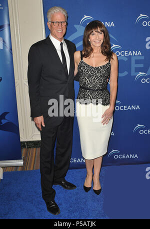 Ted Danson, Mary Steenburgen arrivant à l'Oceana Partenaire du Gala de remise des Prix 2013 au Beverly Wishire Hôtel à Los Angeles.Un  Ted Danson, Mary Steenburgen 108 ------------- Red Carpet Event, Vertical, USA, Cinéma, Célébrités, photographie, Bestof, Arts, Culture et divertissement, Célébrités Topix fashion / Vertical, Best of, événement dans la vie d'Hollywood, Californie - Tapis rouge et en backstage, USA, Cinéma, Célébrités, cinéma, télévision, Célébrités célébrités musique, photographie, Arts et culture, Bestof, divertissement, Topix, verticale de la famille de l'année , 2013, inqu Banque D'Images