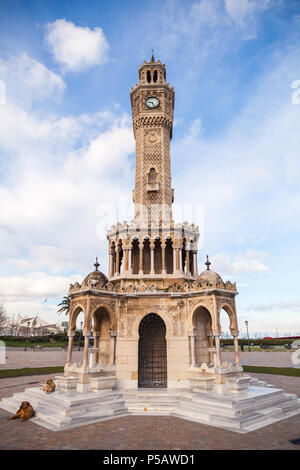 Konak Square tour de l'horloge. Il a été construit en 1901 et accepté comme le symbole officiel de la ville d'Izmir, Turquie Banque D'Images