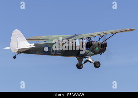 Piper J-3 Cub C-65 (Piper L-4 grasshopper) unité de moteur d'avions légers dans les inscriptions de l'Escadron n°4 Roy Banque D'Images