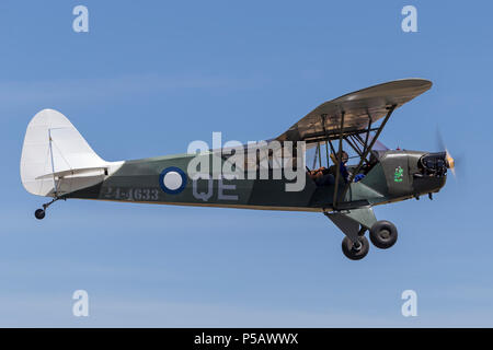 Piper J-3 Cub C-65 (Piper L-4 grasshopper) unité de moteur d'avions légers dans les inscriptions de l'Escadron n°4 Roy Banque D'Images