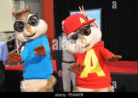 - Chipwrecked Alvin et les imprime à la main Chinese Theatre de Los Angeles. Chipwrecked Alvin et les 11 cas à Hollywood Life - Californie, Red Carpet Event, USA, Cinéma, Célébrités, photographie, Bestof, Arts, Culture et divertissement, Célébrités, Mode Topix Meilleur de Hollywood, la vie, événement dans la vie d'Hollywood, Californie - cinéma, télévision, célébrités, célébrités de la musique, Topix Bestof, Arts, Culture et loisirs, photographie, tsuni@Gamma-USA.com , Tsuni enquête de crédit / USA, Honoré avec la main et présence dans le théâtre chinois de Grauman cour à Los Angeles. à partir de 2 Banque D'Images