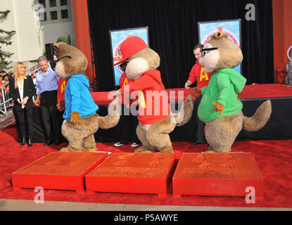 - Chipwrecked Alvin et les imprime à la main Chinese Theatre de Los Angeles. Alvin, Simon, Théodore, Jason Lee, Ross Bagdasarian, Janice et BagdasarianAlvin  13 l'Chipwrecked événement dans la vie d'Hollywood, Californie - Red Carpet Event, USA, Cinéma, Célébrités, photographie, Bestof, Arts, Culture et divertissement, Célébrités, Mode Topix Meilleur de Hollywood, la vie, événement dans la vie d'Hollywood, Californie - cinéma, télévision, célébrités, célébrités de la musique, Topix Bestof, Arts, Culture et loisirs, photographie, tsuni@Gamma-USA.com , Tsuni enquête de crédit / USA, Honoré avec une main Banque D'Images