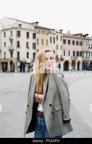 Belle jeune fille touristiques hipster étudiant dans la ville durant la période estivale Banque D'Images