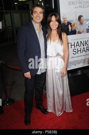 Jon Tenney et Femme Leslie Urdang arrivant Merci pour le partage de première à l'Arclight Theatre de Los Angeles.Jon Tenney et Femme Leslie Urdang 176 ------------- Red Carpet Event, Vertical, USA, Cinéma, Célébrités, photographie, Bestof, Arts, Culture et divertissement, Célébrités Topix fashion / Vertical, Best of, événement dans la vie d'Hollywood, Californie - Tapis rouge et en backstage, USA, Cinéma, Célébrités, cinéma, télévision, Célébrités célébrités musique, photographie, Arts et culture, Bestof, divertissement, Topix, verticale de la famille de l'année , 2013, enquête tsu Banque D'Images