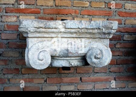 Capitale de l'ionique Lodge . ( Renaissance ) Plateresque ' Cour d'armes - Palais des Archevêques ' appartenant à l'Antiquarium - Mur d'ALCALA DE HENARES ( 13 ème ). Communauté de Madrid .l'Espagne. Banque D'Images