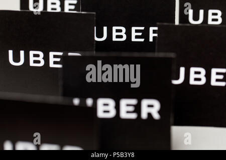 Londres, Royaume-Uni - 23 mars 2017 : une photographie de l'Uber logo. Uber est un style populaire service de transport en taxi de l'application, fondée en 2009 Banque D'Images