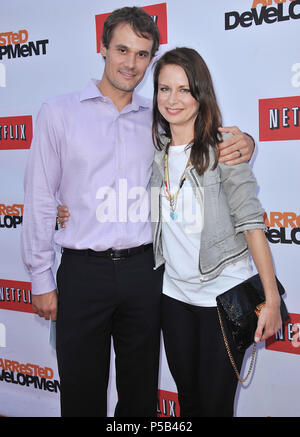 Mary Lynn Rajskub et mari Matthew Rolph arrivant à la première mondiale au développement arrêté le Théâtre chinois de Grauman à Los Angeles.Mary Lynn Rajskub et mari Matthew Rolph 192 ------------- Red Carpet Event, Vertical, USA, Cinéma, Célébrités, photographie, Bestof, Arts, Culture et divertissement, Célébrités Topix fashion / Vertical, Best of, événement dans la vie d'Hollywood, Californie - Tapis rouge et en backstage, USA, Cinéma, Célébrités, cinéma, télévision, Célébrités célébrités musique, photographie, Arts et culture, Bestof, divertissement, Topix, verticale de la famille de t Banque D'Images