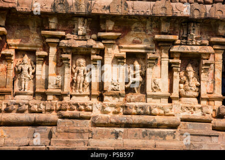 Les idoles sculptées sur le mur. Temple Brihadeeswarar Gangaikonda Cholapuram, Thanjavur, Tamil Nadu Banque D'Images