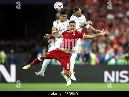 Le centre de Liverpool, Roberto Firmino (centre) batailles pour la balle avec Rea Madrid Carlos Casemiro (à gauche) et Sergio Ramos (à droite) Banque D'Images