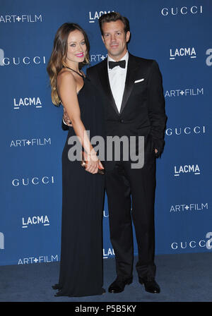 Olivia Wilde, Jason Sudeikis arrivant au LACMA Art  + Film Gala 2013 au Musée LACMA à Los Angeles.Olivia Wilde, Jason Sudeikis ------------- Red Carpet Event, Vertical, USA, Cinéma, Célébrités, photographie, Bestof, Arts, Culture et divertissement, Célébrités Topix fashion / Vertical, Best of, événement dans la vie d'Hollywood, Californie - Tapis rouge et en backstage, USA, Cinéma, Célébrités, cinéma, télévision, Célébrités célébrités musique, photographie, Arts et culture, Bestof, divertissement, Topix, verticale de la famille de l'année 2013, , tsuni@Gamma-USA.com enquête Hu Banque D'Images