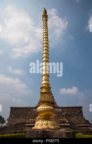 Dhvaja sthambha en dehors du temple. Il s'agit d'un que flagstaff dispose habituellement dans les temples hindous de l'Inde du Sud Banque D'Images