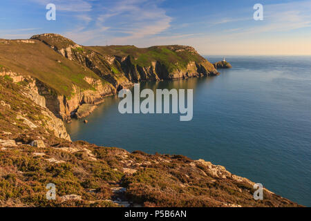 Phare de South stack dans Gograth Bay, au crépuscule, Anglesey, Pays de Galles Banque D'Images