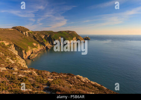 Phare de South stack dans Gograth Bay, au crépuscule, Anglesey, Pays de Galles Banque D'Images