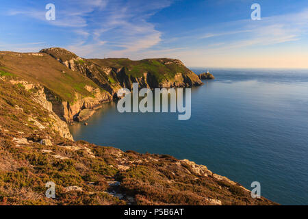 Phare de South stack dans Gograth Bay, au crépuscule, Anglesey, Pays de Galles Banque D'Images