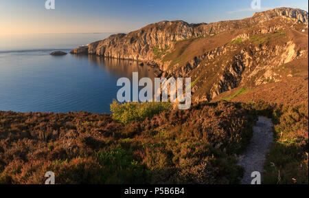 Gogarth Bay et North Pile, au crépuscule, Anglesey, Pays de Galles Banque D'Images