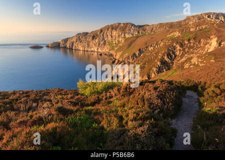 Gogarth Bay et North Pile, au crépuscule, Anglesey, Pays de Galles Banque D'Images