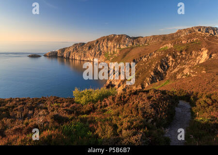 Gogarth Bay et North Pile, au crépuscule, Anglesey, Pays de Galles Banque D'Images