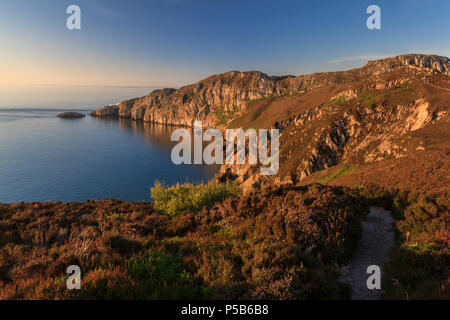 Gogarth Bay et North Pile, au crépuscule, Anglesey, Pays de Galles Banque D'Images