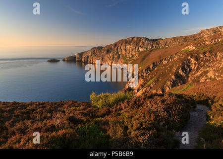 Gogarth Bay et North Pile, au crépuscule, Anglesey, Pays de Galles Banque D'Images