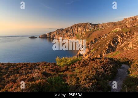 Gogarth Bay et North Pile, au crépuscule, Anglesey, Pays de Galles Banque D'Images