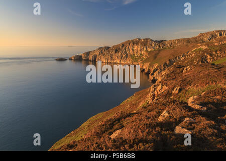 Gogarth Bay et North Pile, au crépuscule, Anglesey, Pays de Galles Banque D'Images