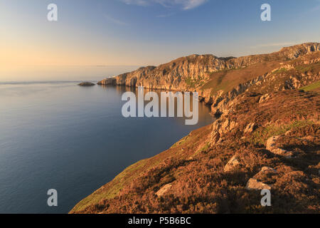 Gogarth Bay et North Pile, au crépuscule, Anglesey, Pays de Galles Banque D'Images