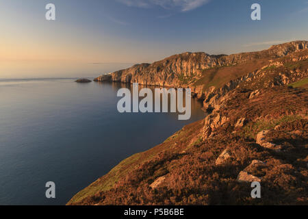 Gogarth Bay et North Pile, au crépuscule, Anglesey, Pays de Galles Banque D'Images