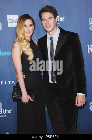 Rumer Willis, Jayson Blair arrivant à la 24e conférence annuelle de GLAAD Media Awards à l'hôtel JW Marriott. à Los Angeles.Rumer Willis, Jayson Blair 111 ------------- Red Carpet Event, Vertical, USA, Cinéma, Célébrités, photographie, Bestof, Arts, Culture et divertissement, Célébrités Topix fashion / Vertical, Best of, événement dans la vie d'Hollywood, Californie - Tapis rouge et en backstage, USA, Cinéma, Célébrités, cinéma, télévision, Célébrités célébrités musique, photographie, Arts et culture, Bestof, divertissement, Topix, verticale de la famille de l'année , 2013, enquête tsuni-Gamma@US Banque D'Images