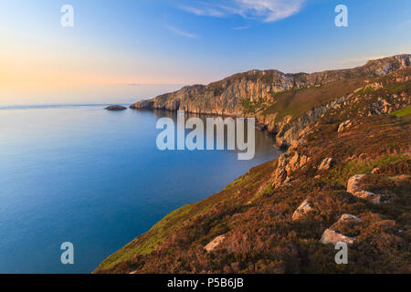 Gogarth Bay et North Pile, au crépuscule, Anglesey, Pays de Galles Banque D'Images