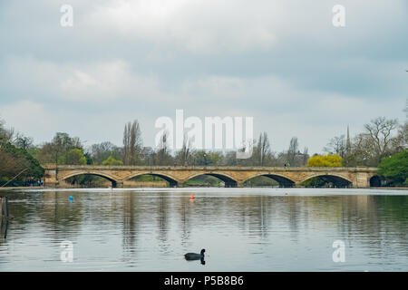 Pont Serpentine dans Hyde Park à Londres, Royaume-Uni Banque D'Images