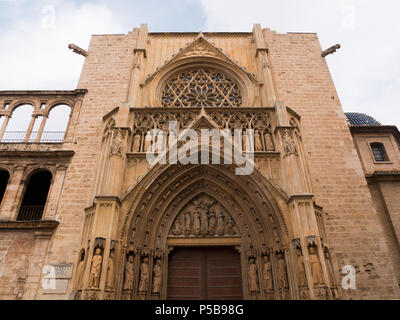 Tracking shot sur la porte de la cathédrale de Valence, Espagne Banque D'Images