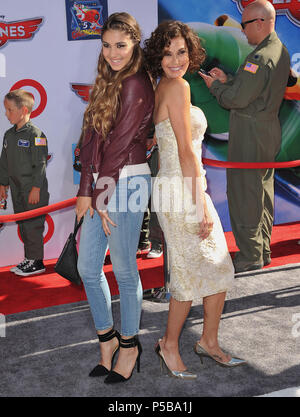 Teri Hatcher, Emerson Tenney arrivant à l'avions Premiere au El Capitan Theatre de Los Angeles.Une Teri Hatcher, Emerson Tenney 172 ------------- Red Carpet Event, Vertical, USA, Cinéma, Célébrités, photographie, Bestof, Arts, Culture et divertissement, Célébrités Topix fashion / Vertical, Best of, événement dans la vie d'Hollywood, Californie - Tapis rouge et en backstage, USA, Cinéma, Célébrités, cinéma, télévision, Célébrités célébrités musique, photographie, Arts et culture, Bestof, divertissement, Topix, verticale de la famille de l'année 2013, enquête tsuni@Gamma-USA.co , Banque D'Images