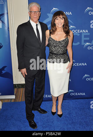 Ted Danson, Mary Steenburgen arrivant à l'Oceana Partenaire du Gala de remise des Prix 2013 au Beverly Wishire Hôtel à Los Angeles.Un Ted Danson, Mary Steenburgen 155 ------------- Red Carpet Event, Vertical, USA, Cinéma, Célébrités, photographie, Bestof, Arts, Culture et divertissement, Célébrités Topix fashion / Vertical, Best of, événement dans la vie d'Hollywood, Californie - Tapis rouge et en backstage, USA, Cinéma, Célébrités, cinéma, télévision, Célébrités célébrités musique, photographie, Arts et culture, Bestof, divertissement, Topix, verticale de la famille de l'année 2013, enquête , Banque D'Images