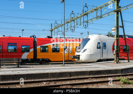 Train de banlieue entre Bolton et Linkoping Norrkoping à la gare centrale. Banque D'Images