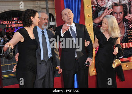 Alan Arkin , femme et son fils à l'incroyable Burt Wonderstone Premiere au Chinese Theatre de Los Angeles.Alan Arkin , épouse et fils ------------- Red Carpet Event, Vertical, USA, Cinéma, Célébrités, photographie, Bestof, Arts, Culture et divertissement, Célébrités Topix fashion / Vertical, Best of, événement dans la vie d'Hollywood, Californie - Tapis rouge et en backstage, USA, Cinéma, Célébrités, cinéma, télévision, Célébrités célébrités musique, photographie, Arts et culture, Bestof, divertissement, Topix, verticale de la famille de l'année 2013, enquête tsuni@Gamma-USA.com , Banque D'Images