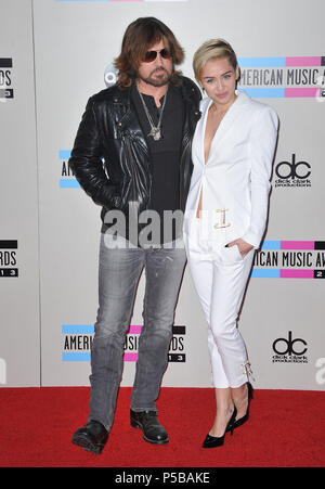 Billy Ray Cyrus, Miley Cyrus fille arrivant à l'American Music Awards 2013 au Nokia Theatre de Los Angeles.Billy Ray Cyrus, Miley Cyrus fille ------------- Red Carpet Event, Vertical, USA, Cinéma, Célébrités, photographie, Bestof, Arts, Culture et divertissement, Célébrités Topix fashion / Vertical, Best of, événement dans la vie d'Hollywood, Californie - Tapis rouge et en backstage, USA, Cinéma, Célébrités, cinéma, télévision, Célébrités célébrités musique, photographie, Arts et culture, Bestof, divertissement, Topix, verticale de la famille de l'année , 2013, enquête Banque D'Images