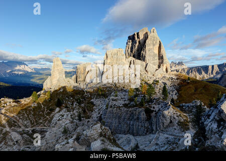 Cinque Torri rock formation sous soleil du soir, dolomite, Alpes, Italie Banque D'Images