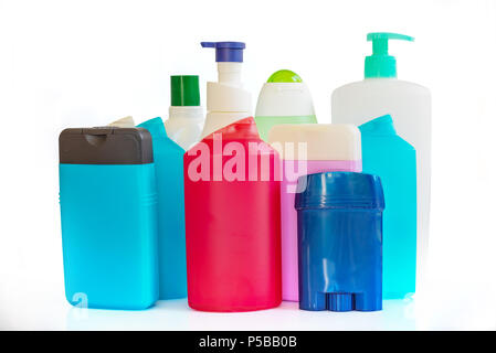 Collection de bouteilles et contenants de plastique colorés de produits d'hygiène Banque D'Images