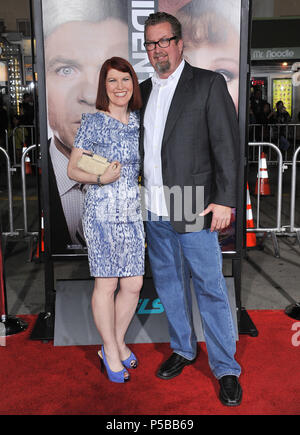 Chris Haston, Kate Flannery au voleur d'identité Premiere au Westwood Village Theatre de Los Angeles.Chris Haston, Kate Flannery ------------- Red Carpet Event, Vertical, USA, Cinéma, Célébrités, photographie, Bestof, Arts, Culture et divertissement, Célébrités Topix fashion / Vertical, Best of, événement dans la vie d'Hollywood, Californie - Tapis rouge et en backstage, USA, Cinéma, Célébrités, cinéma, télévision, Célébrités célébrités musique, photographie, Arts et culture, Bestof, divertissement, Topix, verticale de la famille de l'année 2013, enquête tsuni@Gamma-USA.com , Banque D'Images