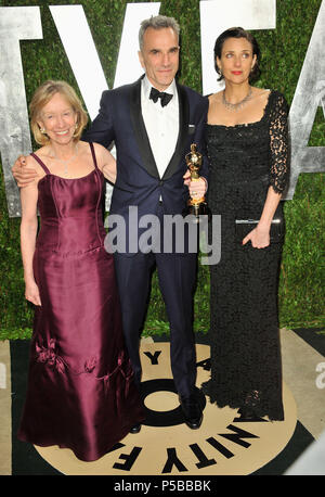 Daniel Day Lewis, femme et maman 110 à la Vanity Fair Oscar party 2013 au Sunset Tower à Los Angeles.Daniel Day Lewis, épouse et mère 110 ------------- Red Carpet Event, Vertical, USA, Cinéma, Célébrités, photographie, Bestof, Arts, Culture et divertissement, Célébrités Topix fashion / Vertical, Best of, événement dans la vie d'Hollywood, Californie - Tapis rouge et en backstage, USA, Cinéma, Célébrités, cinéma, télévision, Célébrités célébrités musique, photographie, Arts et culture, Bestof, divertissement, Topix, verticale de la famille de l'année , 2013, enquête tsuni@Gamma-USA Banque D'Images