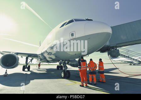 La manipulation d'un avion à l'aérogare de l'aéroport avant le décollage Banque D'Images