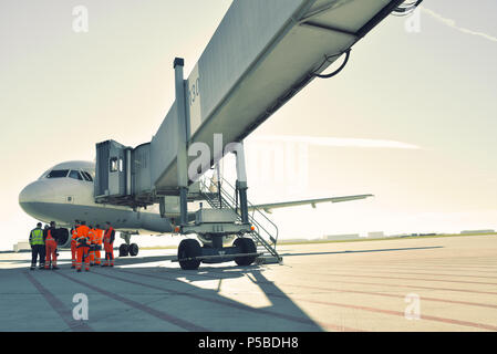 La manipulation d'un avion à l'aérogare de l'aéroport avant le décollage Banque D'Images