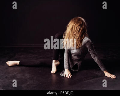 Girl Dancing sur fond sombre,pays Turquie Istanbul Banque D'Images