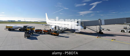 La manipulation du personnel au sol d'un aéronef avant le départ à l'aéroport - ravitaillement en vol et des bagages et des contrôles de sécurité Banque D'Images