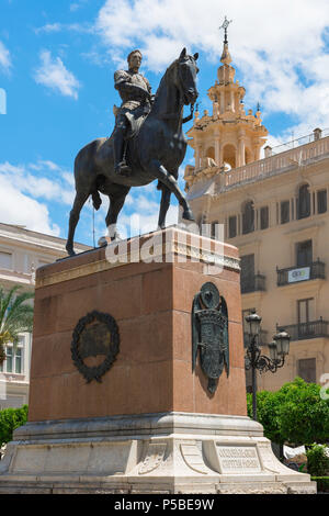 Cordoba Plaza de Las Tendillas, vue de la statue de Gonzalo Fernández de Córdoba y Aguilar sur la Plaza de Las Tendillas, Cordoue, Andalousie, espagne. Banque D'Images