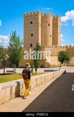 Voyage d'une femme d'âge mûr, vue d'une femme d'âge moyen portant un sac à dos en direction de la Torre de la Calahorra dans la ville historique de Cordoue, en Espagne Banque D'Images